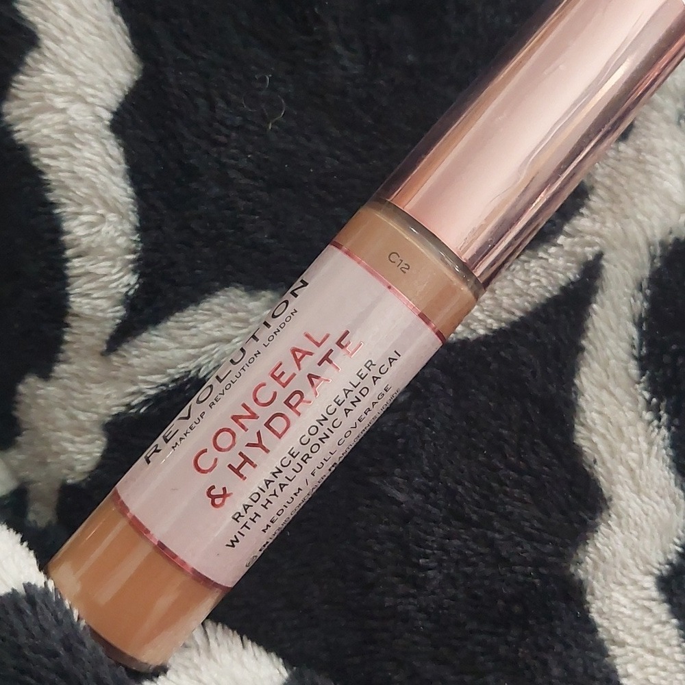 makeup revolution conceal‎ and hydrate c12